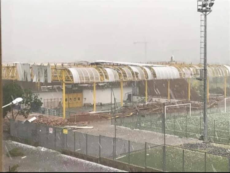 Montecchia di Crosara (Verona) completamente distrutto il palazzetto dello sport dal maltempo